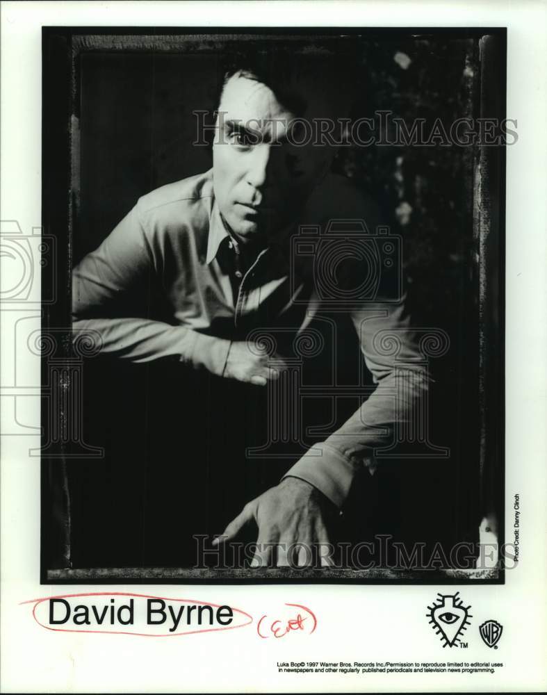 1997 Press Photo Entertainer David Byrne in closeup portrait - sap08961- Historic Images