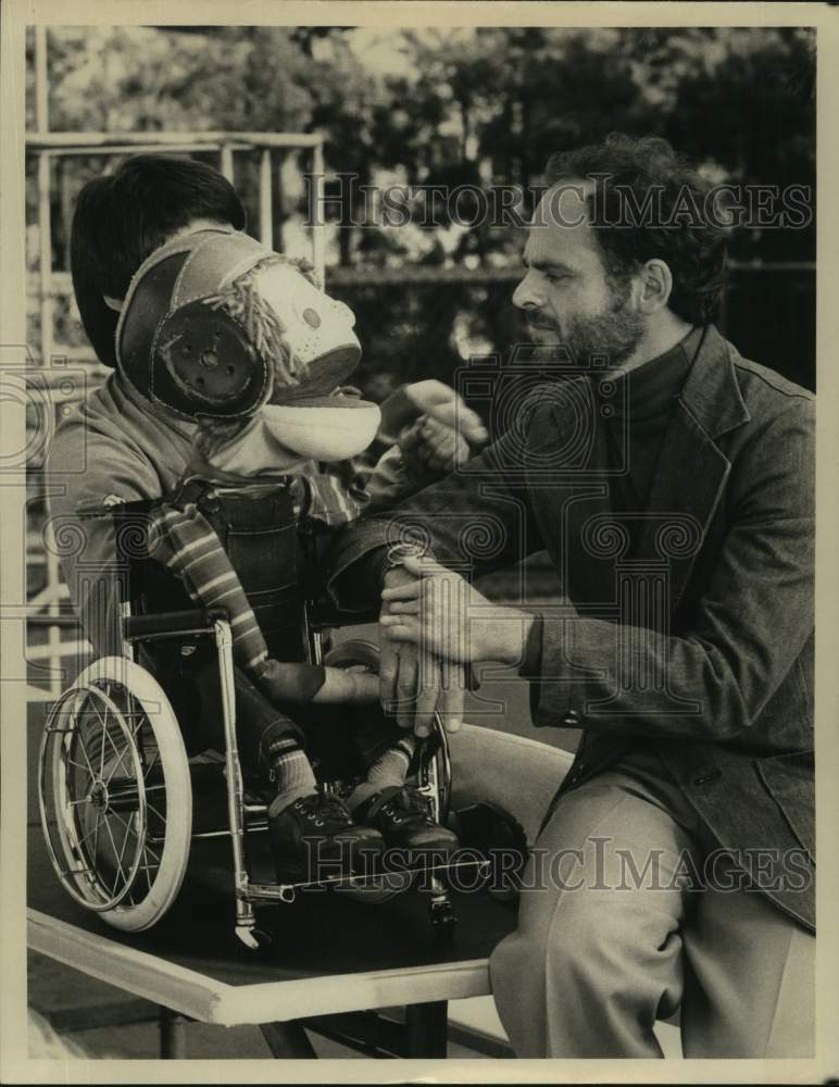 1979 Press Photo Actors Gary Burghoff, Barbara Aiello in The Invisible Children- Historic Images