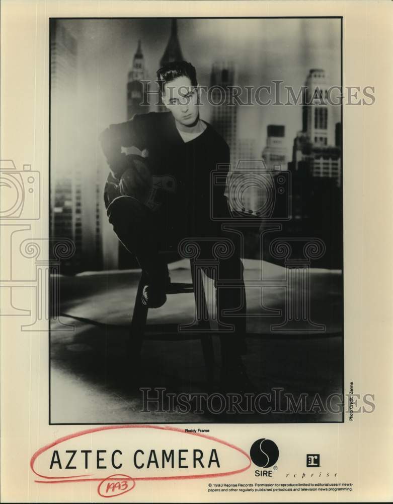 1993 Press Photo Roddy Frame of Aztec Camera band in portrait with guitar- Historic Images