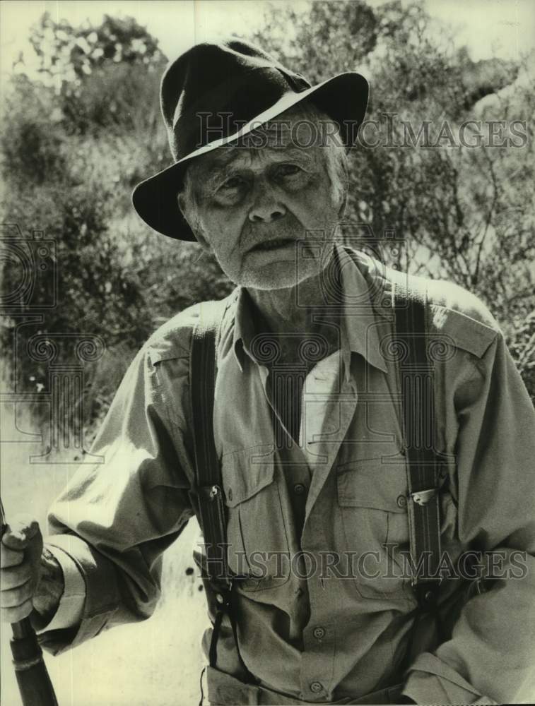 1987 Press Photo Actor Lew Ayres in &quot;Simon &amp; Simon&quot; on CBS Television- Historic Images