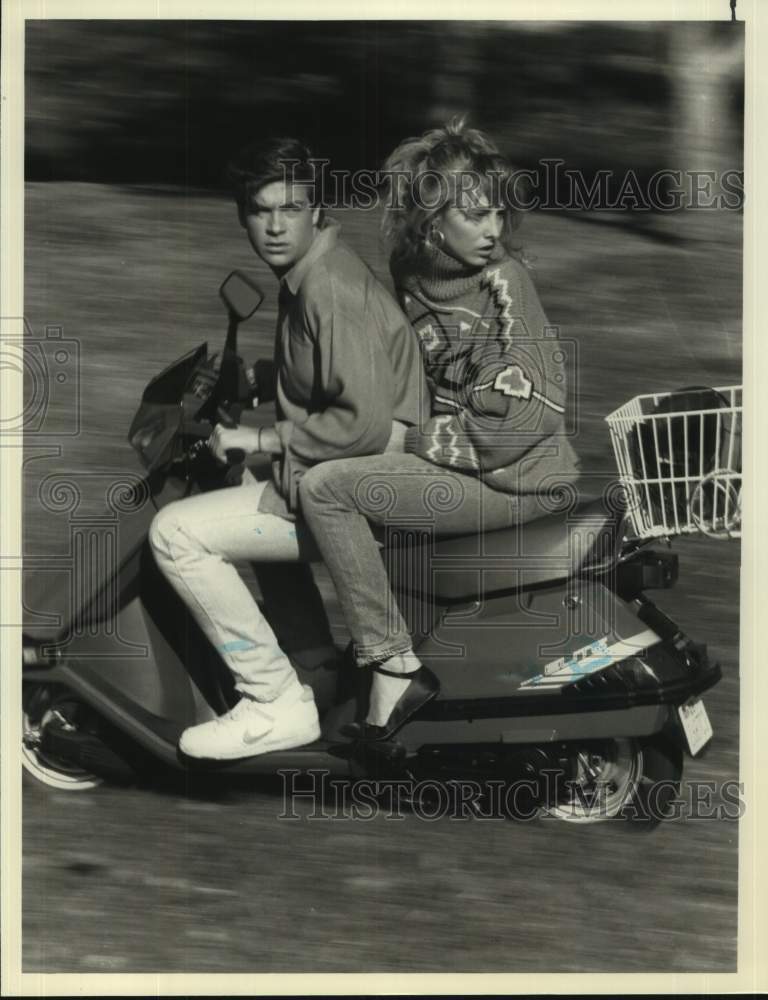 1989 Press Photo Actors Jason Bateman, Chynna Phillips in &quot;Moving Target&quot; movie- Historic Images