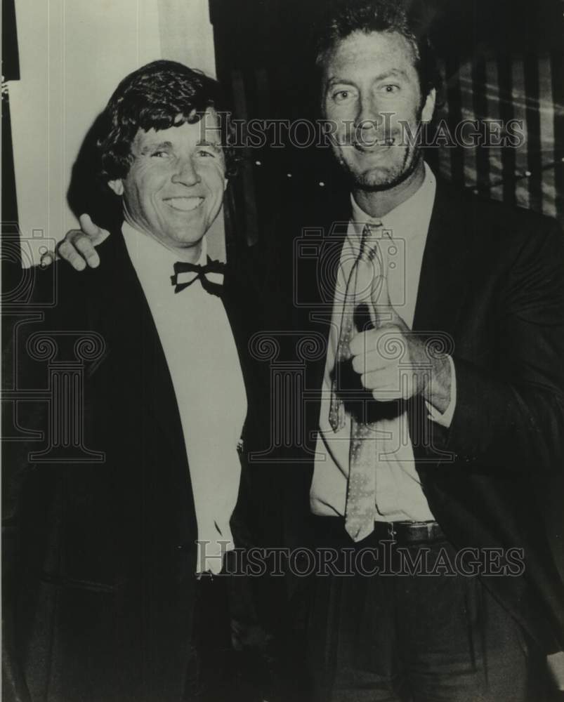 1983 Press Photo Michael Edgley with Actor Bryan Brown giving a thumbs up sign- Historic Images