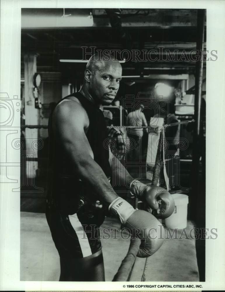 1986 Press Photo Actor Avery brooks in &quot;Spenser: For Hire&quot; on ABC Television- Historic Images