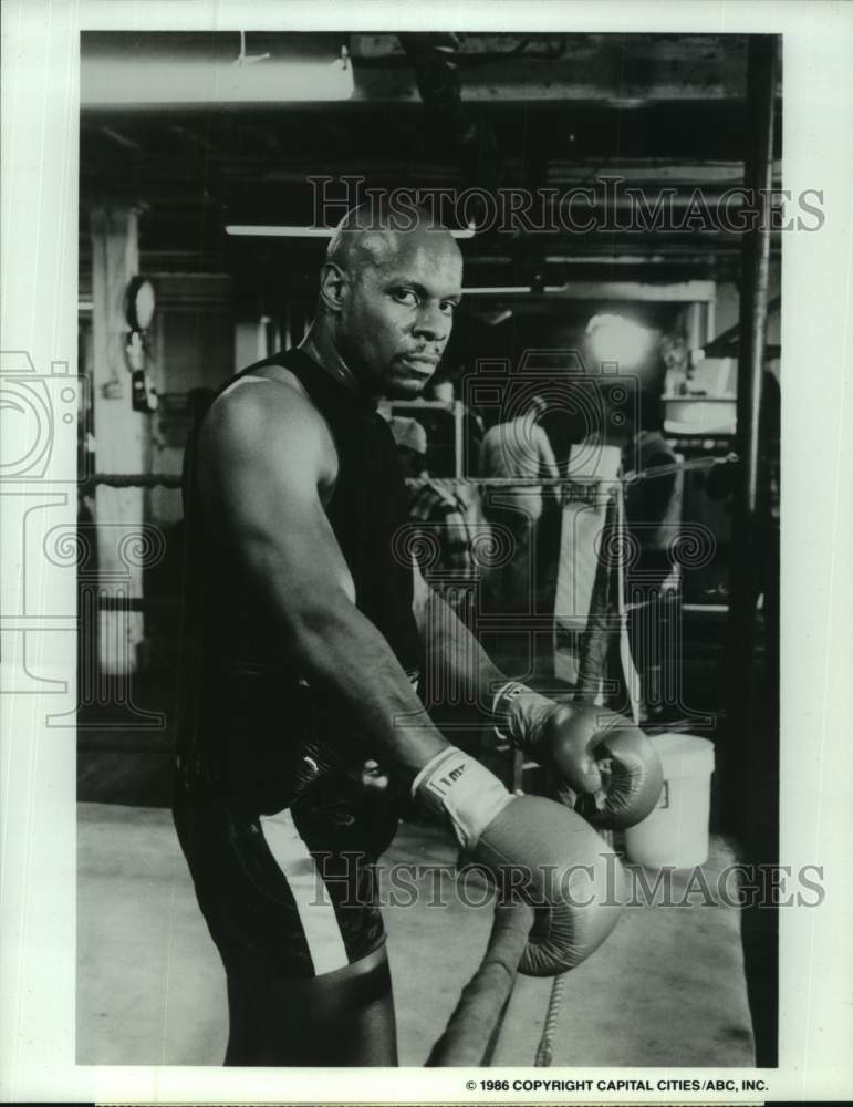 1986 Press Photo Actor Avery brooks in "Spenser: For Hire" on ABC Television- Historic Images