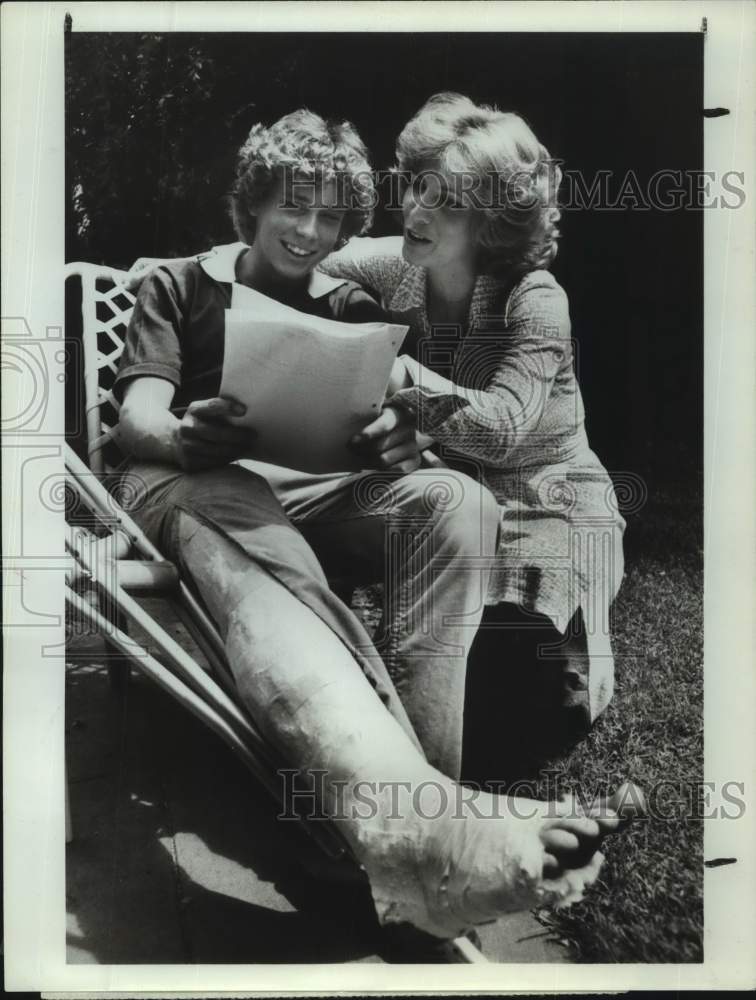 1977 Press Photo Actors Willie Aames, Betty Buckley in "Eight is Enough" on ABC- Historic Images