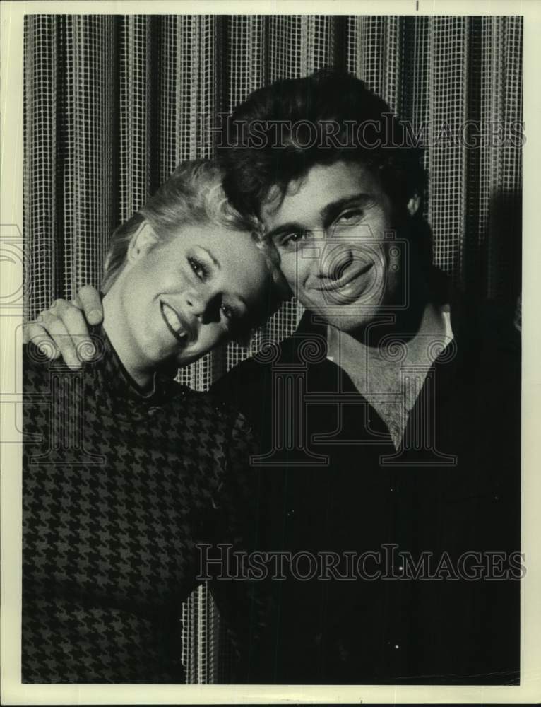 1985 Press Photo Actors Steven Bauer, Melanie Griffith on Alfred Hitchcock Show- Historic Images