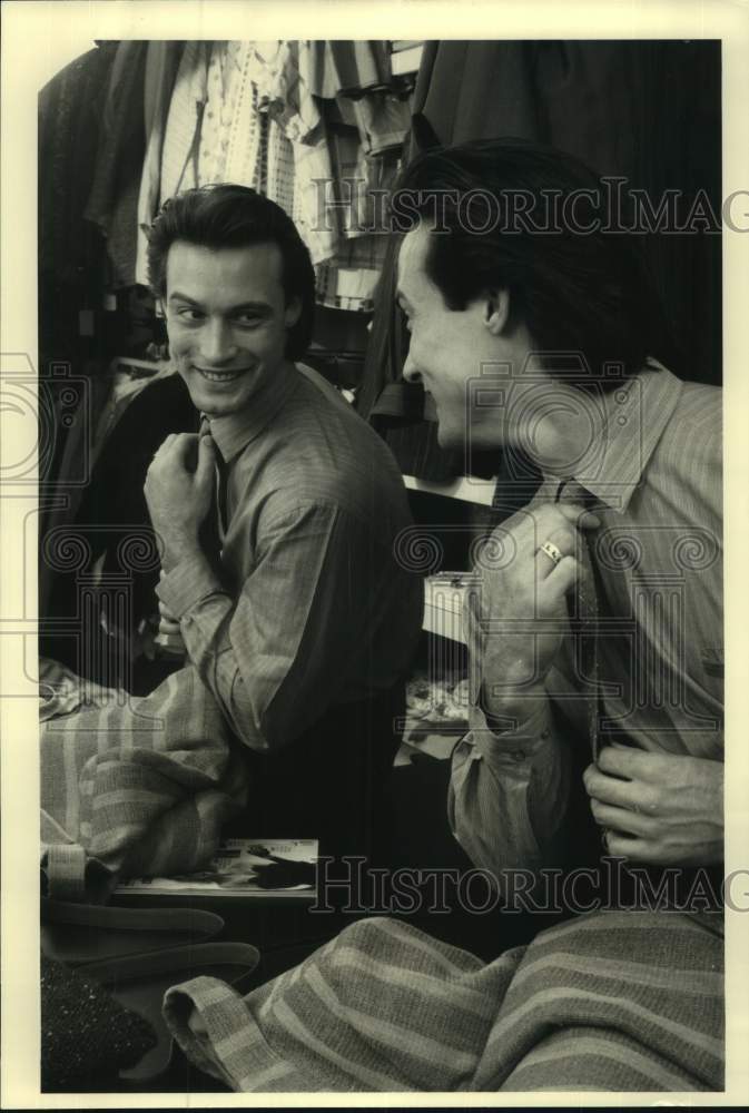 1986 Press Photo Tony Addabbo adjusts his tie in Nwe York Fashion Showroom- Historic Images