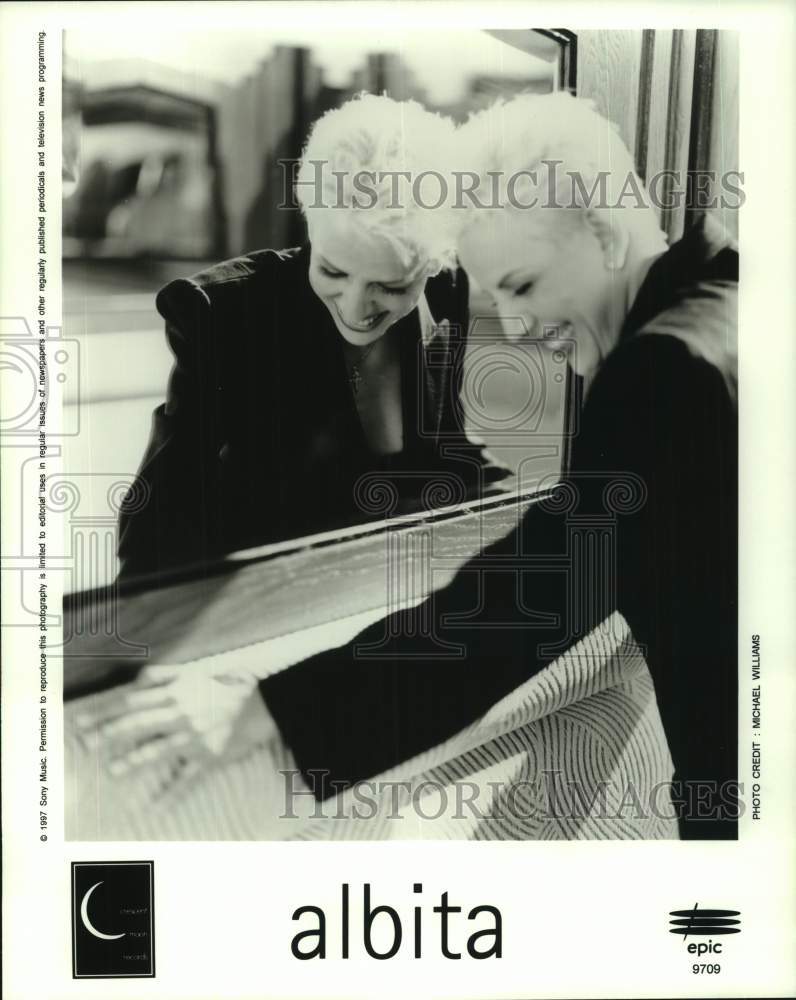 1997 Press Photo Cuban-American Singer Albita smiles in portrait with mirror- Historic Images