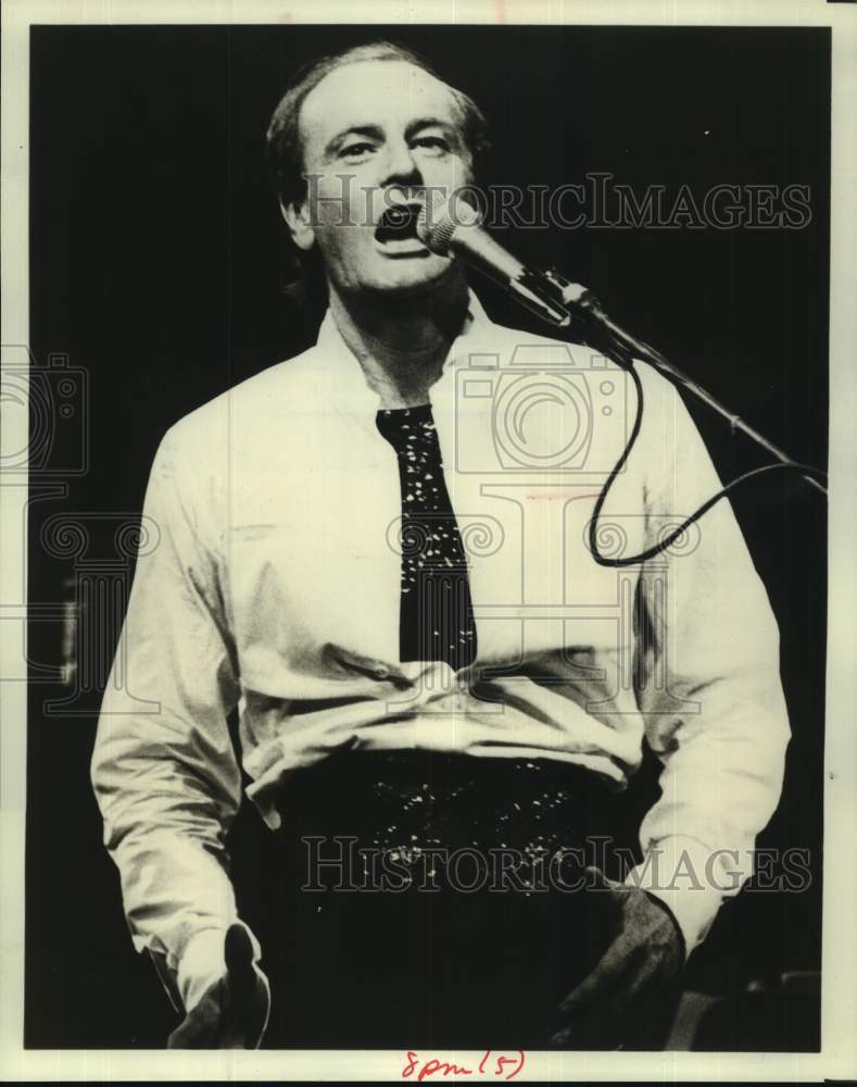 1987 Press Photo Singer Peter Allen sings at 30th Annual Miss Universe Pageant- Historic Images