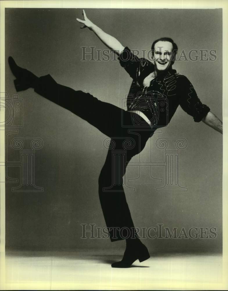 1983 Press Photo Peter Allen kicks up his heels at Radio City in New York City- Historic Images