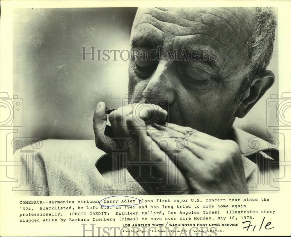 1976 Press Photo Harmonica virtuoso Larry Adler plays harmonica in closeup- Historic Images