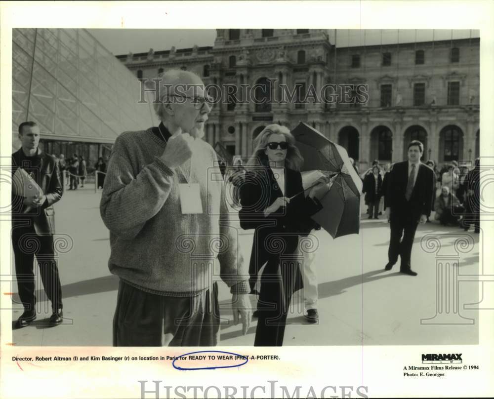 1994 Press Photo Director Robert Altman, Actress Kim Basinger in &quot;Ready to Wear&quot;- Historic Images