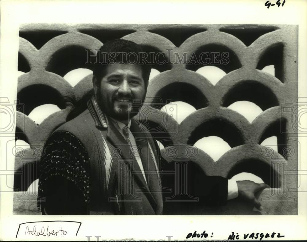 1991 Press Photo Musician Adalberto smiles in closeup portrait, Entertainer- Historic Images