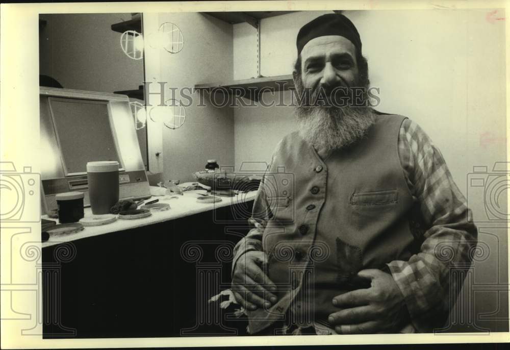 1987 Press Photo Actor Herschel Bernardi before &quot;Fiddler on the Roof&quot;, New York- Historic Images