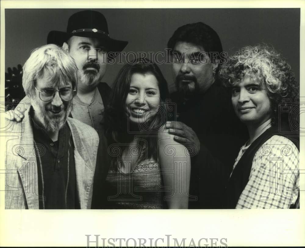 2000 Press Photo &quot;Between The Lines&quot; Rock Band Members in portrait - sap09718- Historic Images