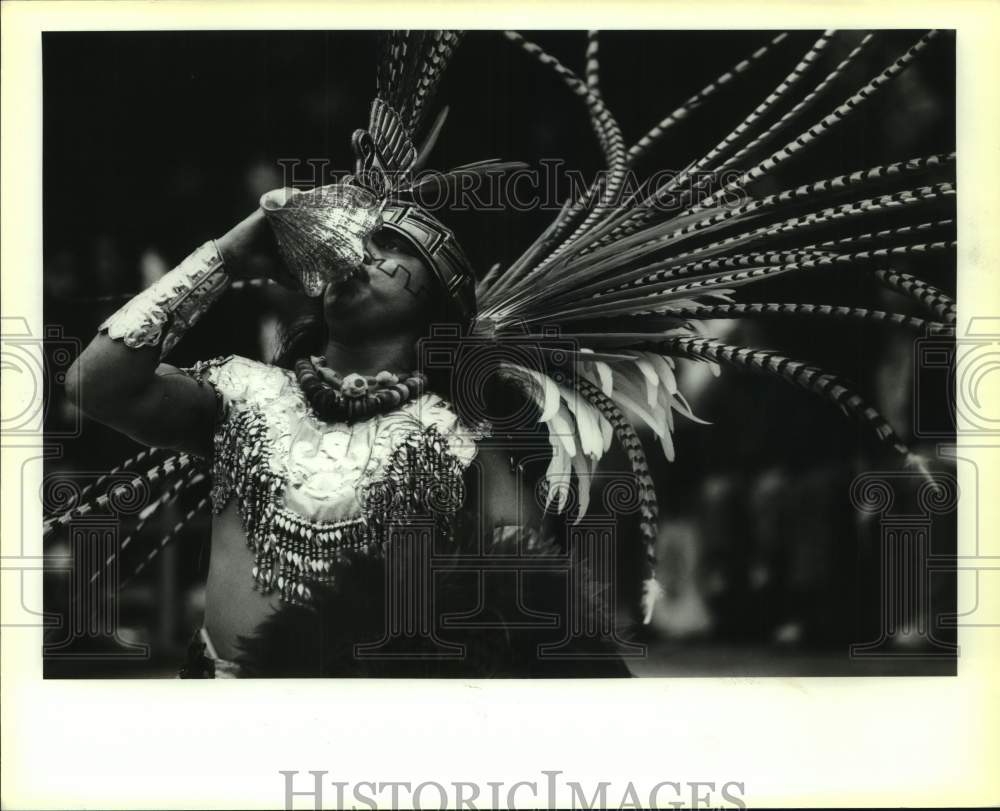 1993 Press Photo Ricardo Molina, Aztec Dancer performs at Aggie Park in Texas- Historic Images