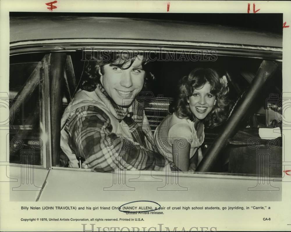 1976 Press Photo Actors John Travolta and Nancy Allen in &quot;Carrie&quot; movie in car- Historic Images