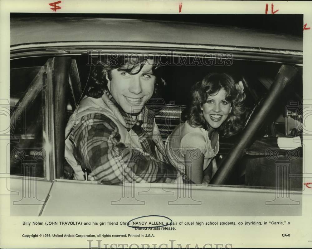 1976 Press Photo Actors John Travolta and Nancy Allen in "Carrie" movie in car- Historic Images