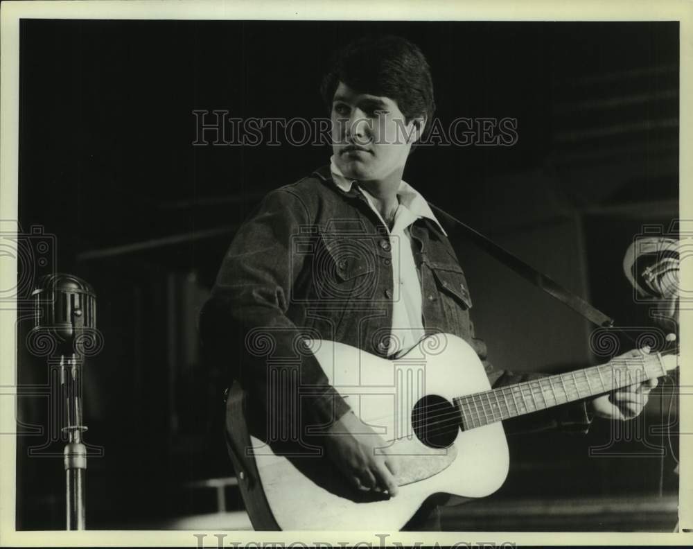 1983 Press Photo Actor Tom Byrd stars in the title role of "Boone" on NBC-TV- Historic Images
