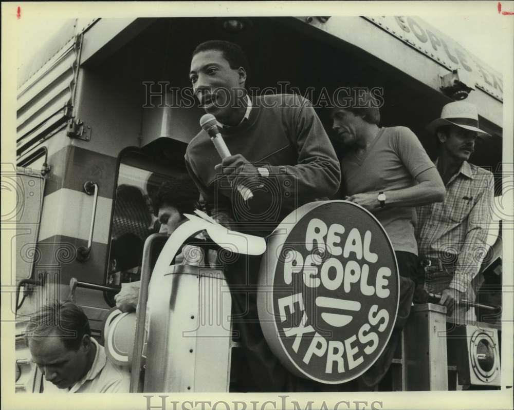 1982 Press Photo Byron Allens talks to people on NBC-TV&#39;s &quot;Real People&quot; Show- Historic Images