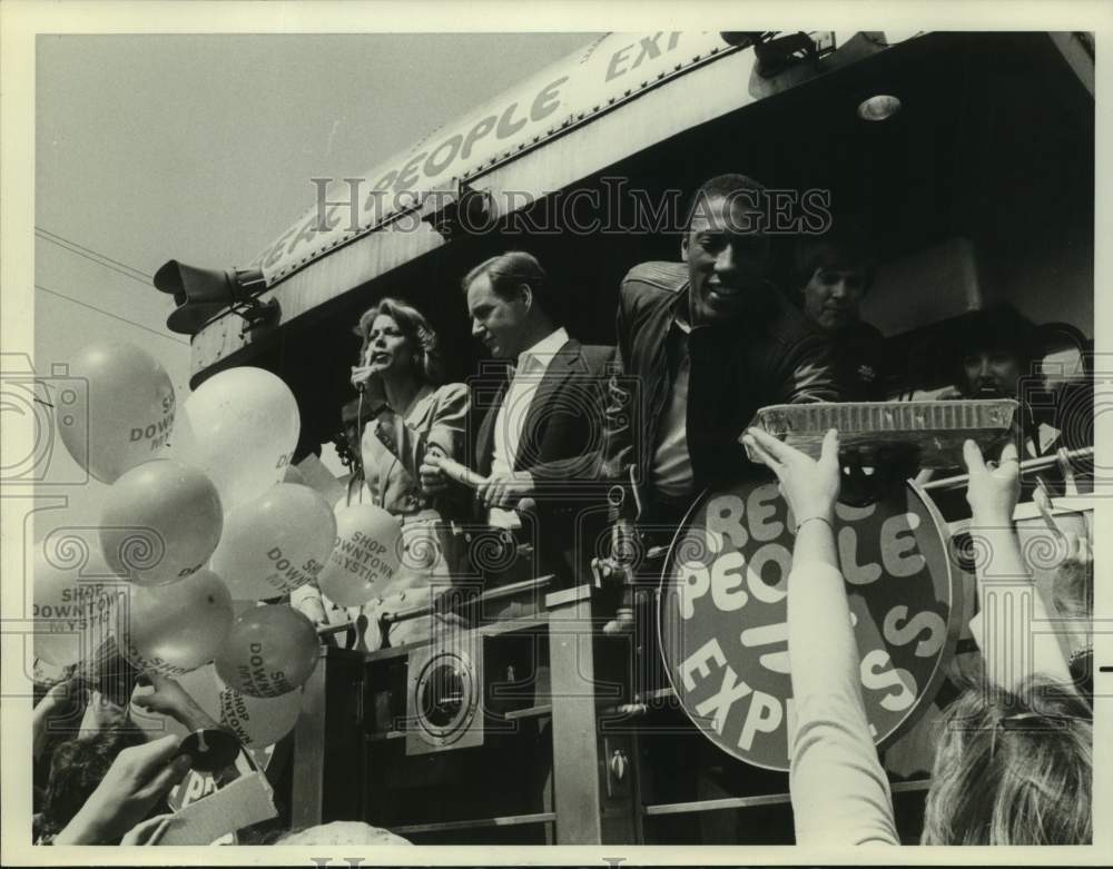 1983 Press Photo Byron Allen in NBC-TV&#39;s &quot;Real People in Washington D.C. trolley- Historic Images