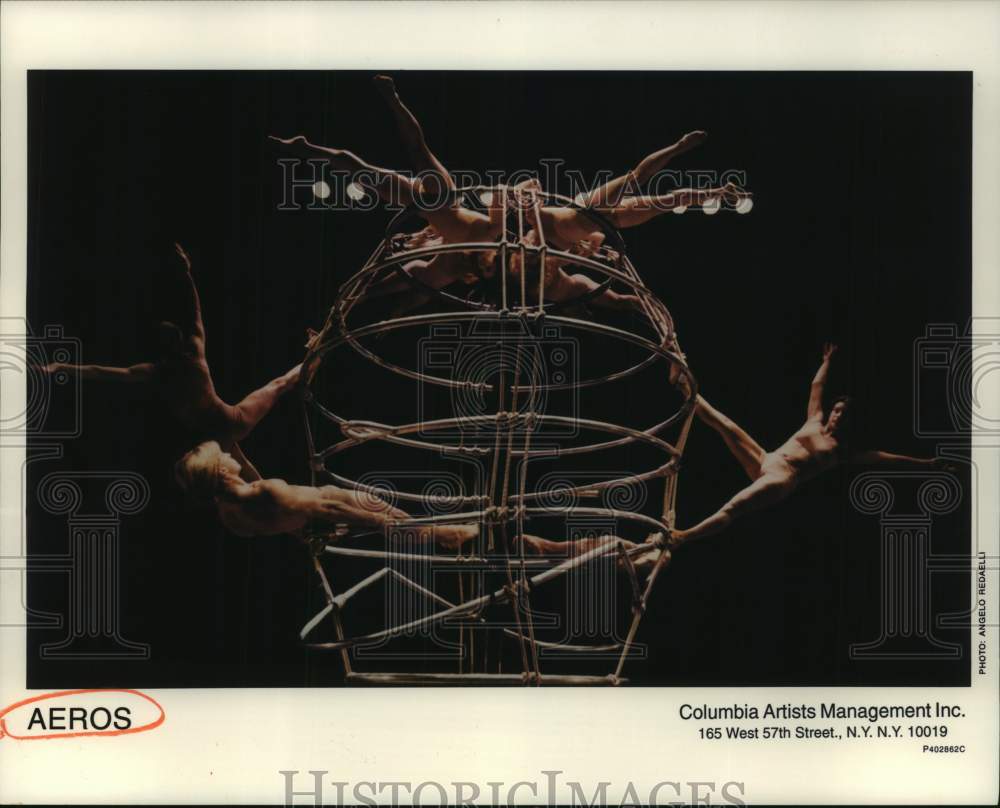 2001 Press Photo Members of the Dance Group Aeros during performance on cage- Historic Images