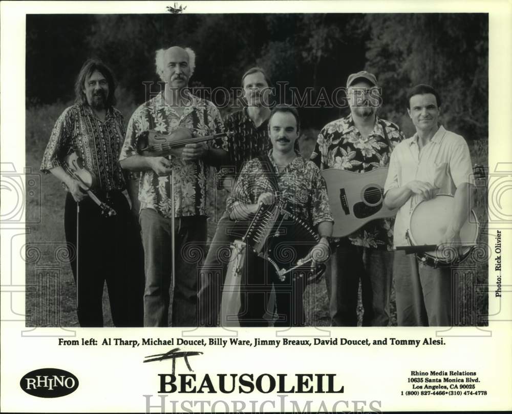 2000 Press Photo BeauSoleil band members in portrait with instruments- Historic Images