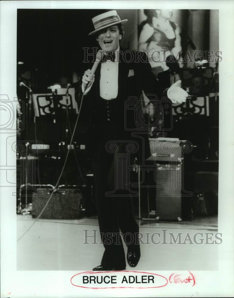 1996 Press Photo Entertainer Bruce Adler sings in performance on stage- Historic Images