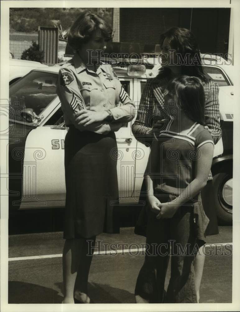 1977 Press Photo Elizabeth Allen and Nancy Malone in The Five-Finger Discount.- Historic Images