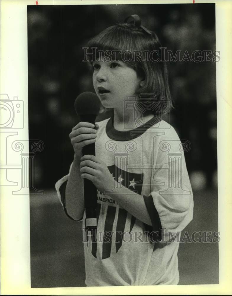 1988 Press Photo Sharon Batts sings the National Anthem at the Spurs game.- Historic Images