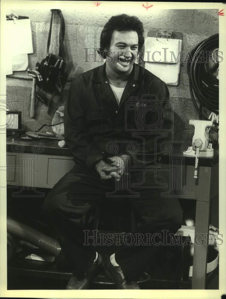 1979 Press Photo Jim Belushi stars on Working Stiffs, on CBS. - sap10050- Historic Images