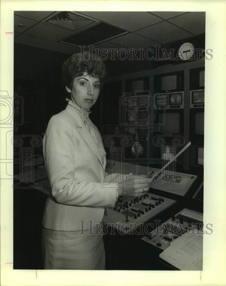 1983 Press Photo Author Linda Rios Brook at KENS-TV Station Controls - sap10082- Historic Images