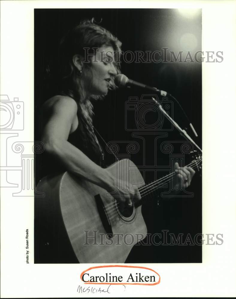 2000 Press Photo Musician Caroline Aiken performs with guitar - sap10086- Historic Images