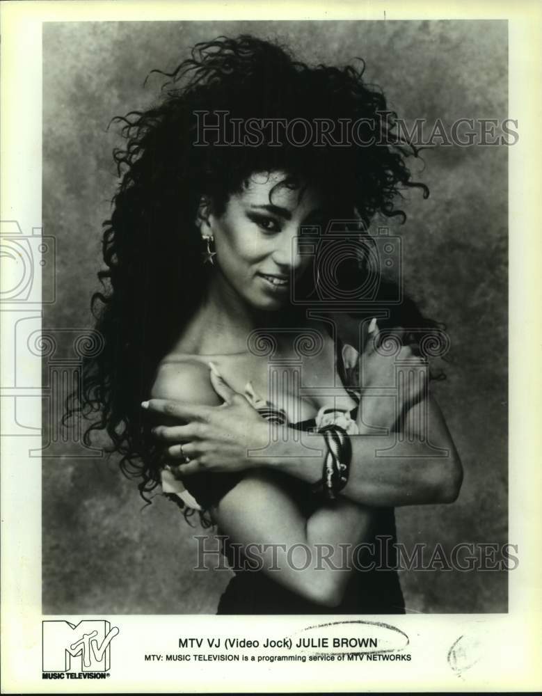 1990 Press Photo MTV VJ (Video Jock) Julie Brown in closeup portrait - sap10226- Historic Images