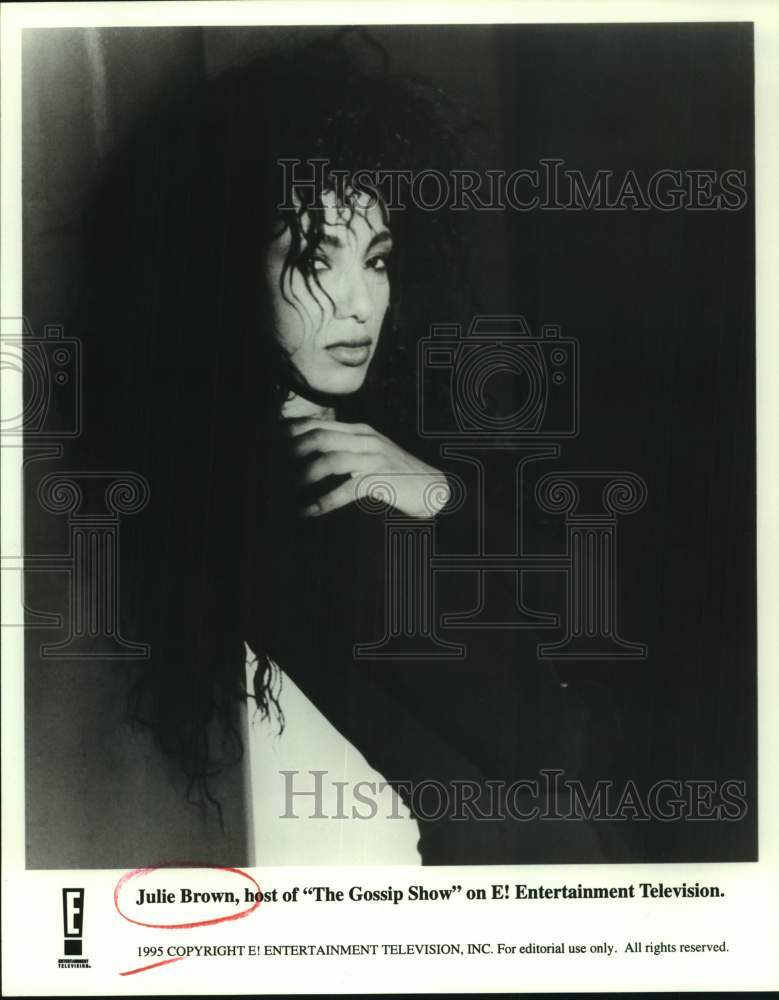 1995 Press Photo Julie Brown, host of "The Gossip Show" on E! Entertainment TV- Historic Images