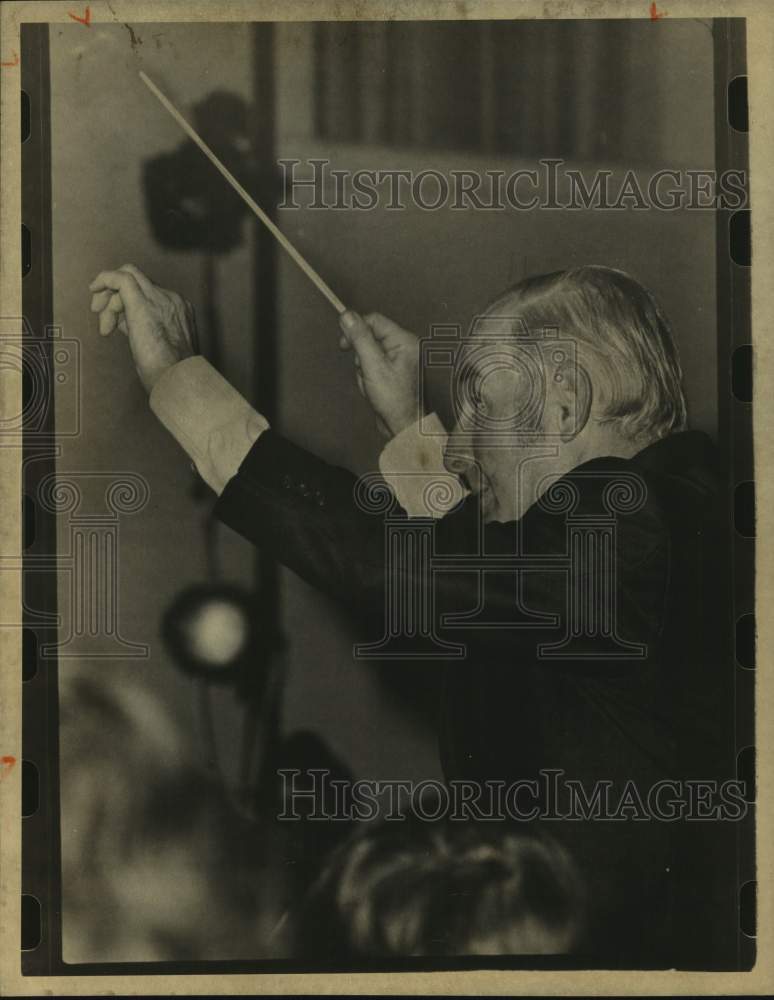 1981 Press Photo San Antonio Symphony Conductor Harvey Garber at Carver Center- Historic Images