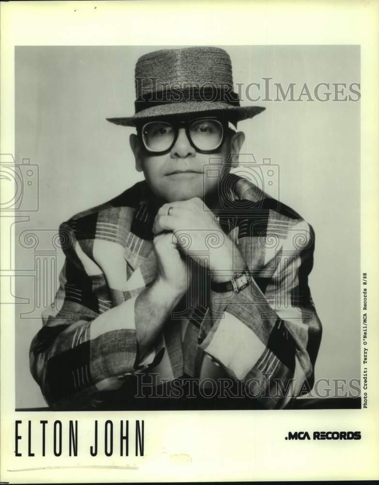 1988 Press Photo Musician Elton John wears hat in closeup portrait - sap10437- Historic Images