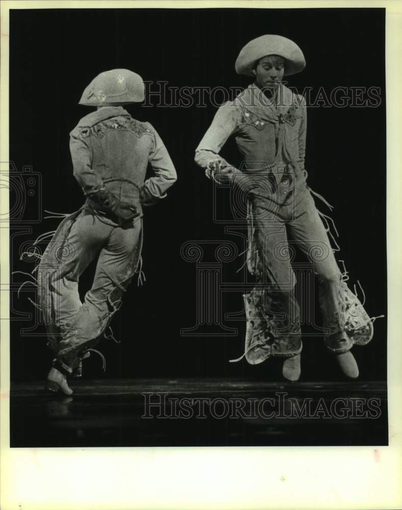 1981 Press Photo The Joffrey Ballet company performs at Lila Cockrell Theater.- Historic Images