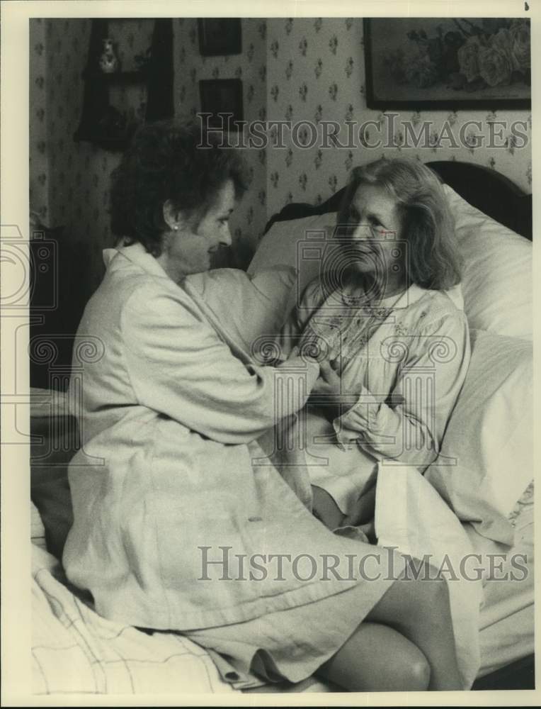 1988 Press Photo Diana Muldaur and Geraldine Fitzgerald on A Year in the Life.- Historic Images