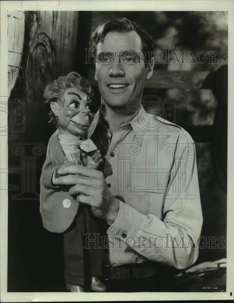 1978 Press Photo Actor Mel Ferrer and puppet in &quot;Lili&quot; movie portrait- Historic Images