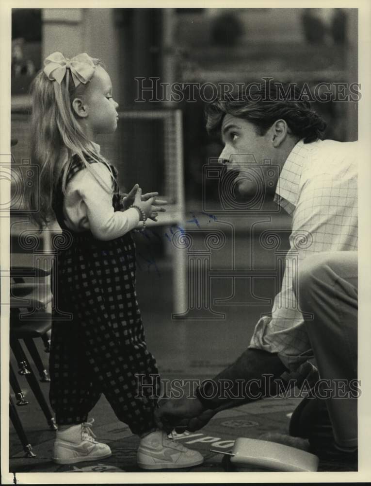 1988 Press Photo Actors Doug Sheehan with child actress in &quot;Day by Day&quot; Show- Historic Images