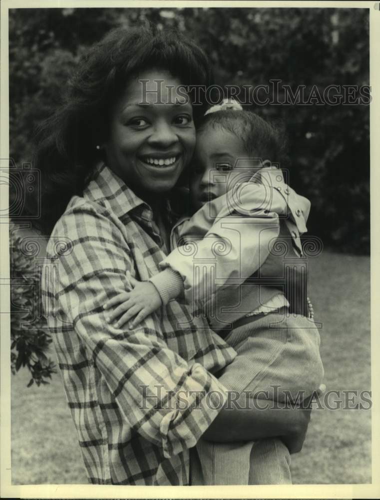 1984 Press Photo Actor Jonelle Allen and child in "Cagney & Lacey" on CBS TV- Historic Images