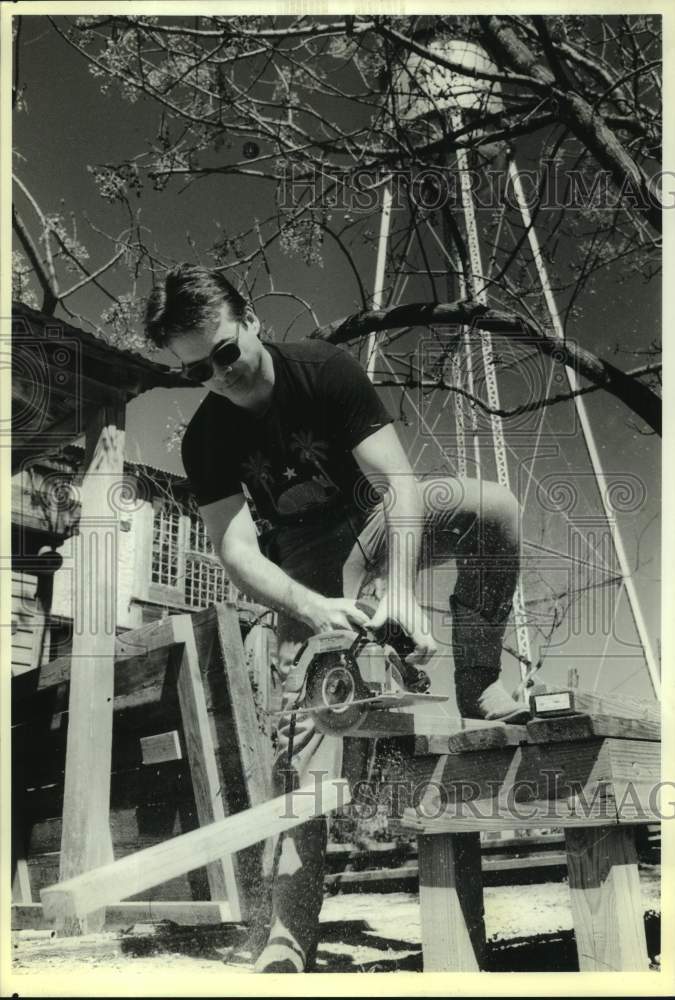 2007 Press Photo Hal Ketchum, Country and Western singer, sawing boards- Historic Images