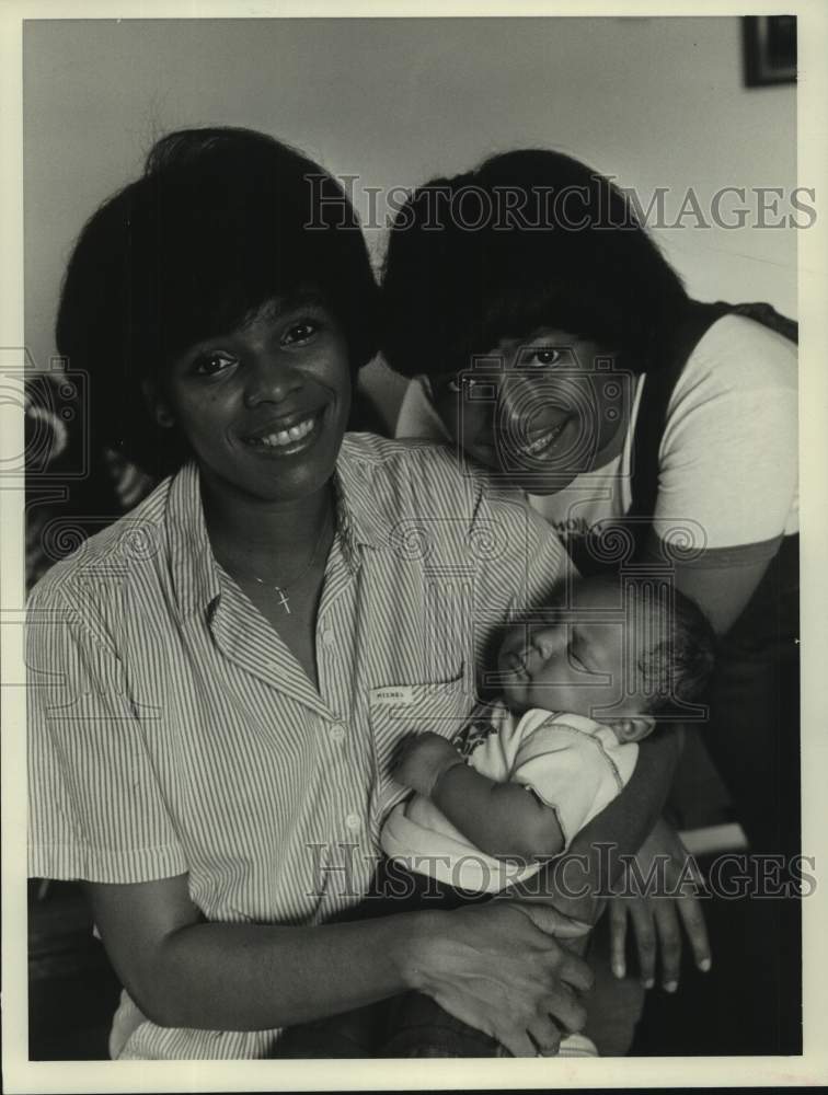 1983 Press Photo Actress Kim Fields with mother, Actress Chip Fields and baby- Historic Images