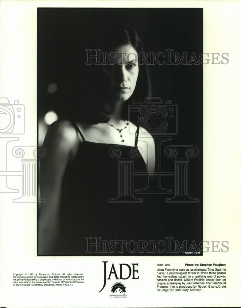 1995 Press Photo Linda Fiorentino stars as Trina Gavin in "Jade" movie scene- Historic Images