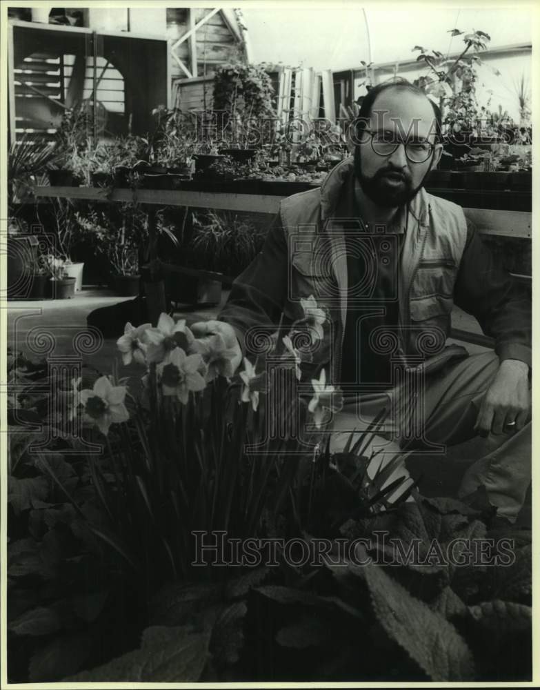 1990 Press Photo Television Host Manuel Flores on Gardening Program - sap10828- Historic Images