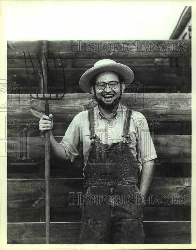 1994 Press Photo Manuel Flores of WOAI Radio, Weekend Gardner, Plants and Man- Historic Images