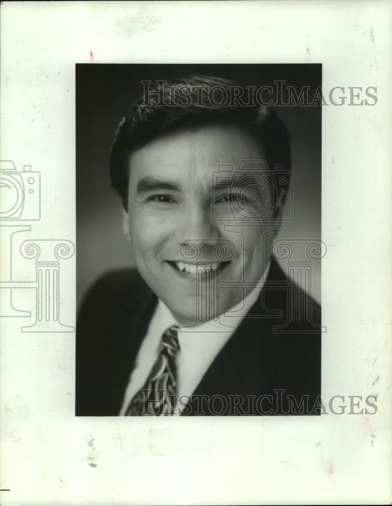 1995 Press Photo Entertainer Albert Flores of KENS-TV, smiling closeup portrait- Historic Images