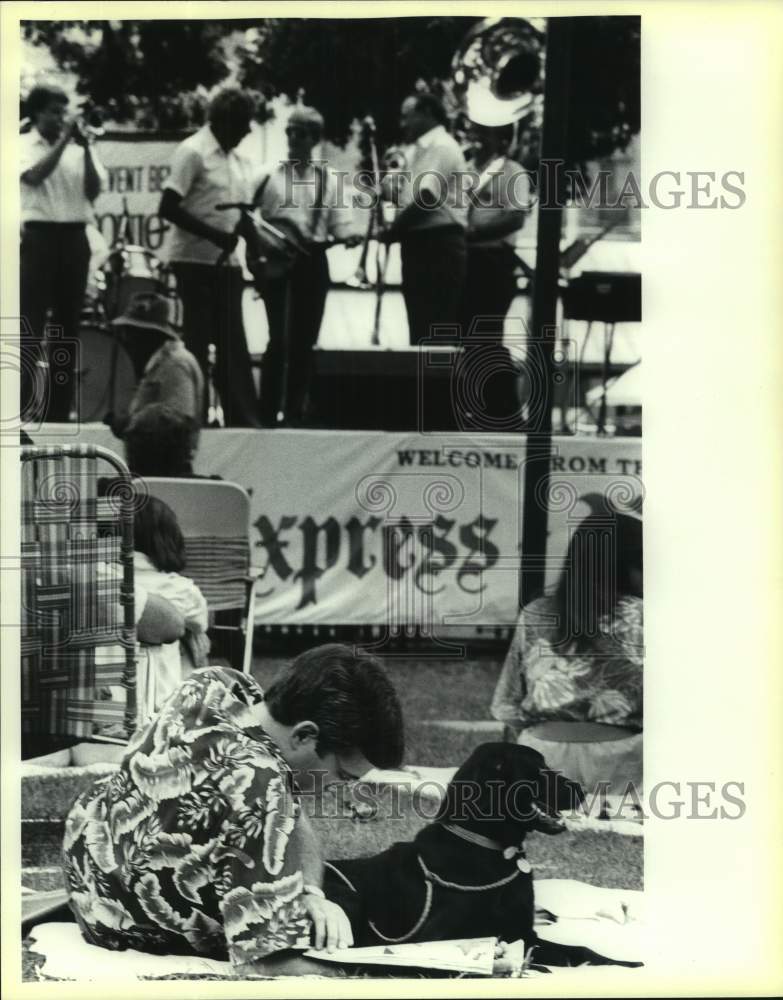 1986 Press Photo Rick Clemons with dog Daisy at Jazz Alive Festival, Travis Park- Historic Images