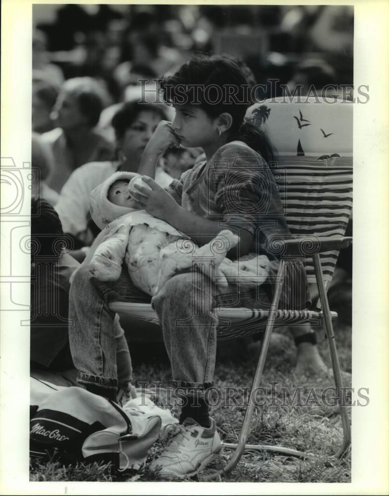 1991 Press Photo Julie Pantoja watches the band at Jazz's Alive in San Antonio.- Historic Images